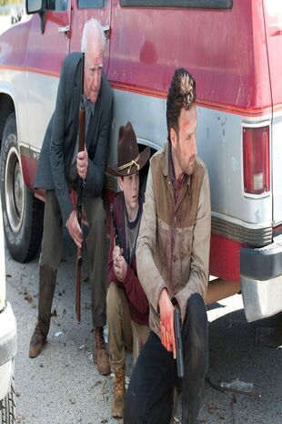 The Walking Dead: Invazia zombi Sezonul 2 Episodul 13